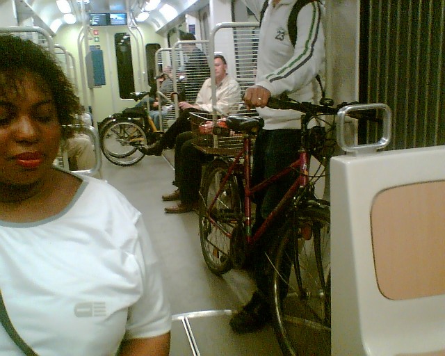 Interno tram con bici e passeggeri